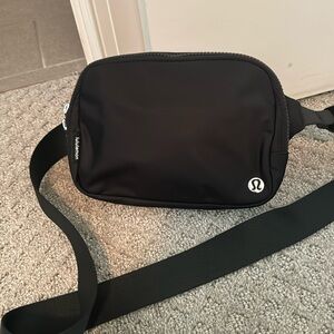 Lululemon everywhere belt bag 2L. Black